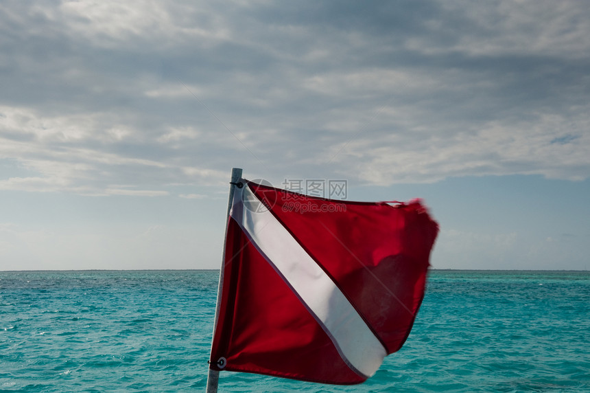 向下分旗天空旗帜海洋白色红色潜水员假期信号潜水地区图片