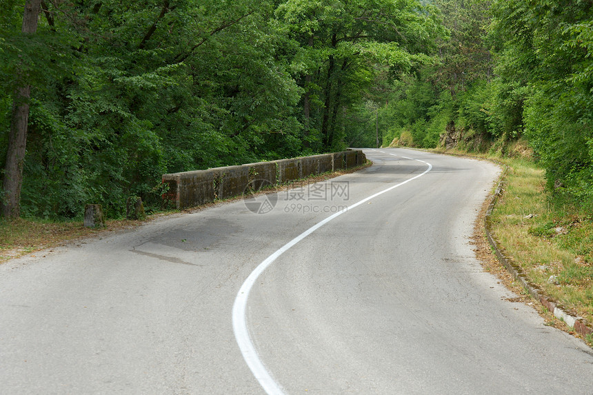 路驾驶农村运输地形前锋速度旅行基础设施路线树木图片