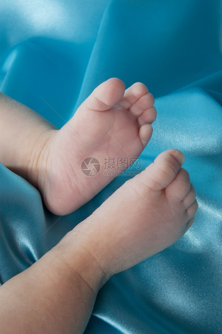 蓝边背景的婴儿脚图片
