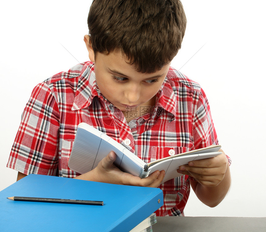 男孩子在看书脚本技巧学校瞳孔家庭作业桌子男生青年大学思考图片