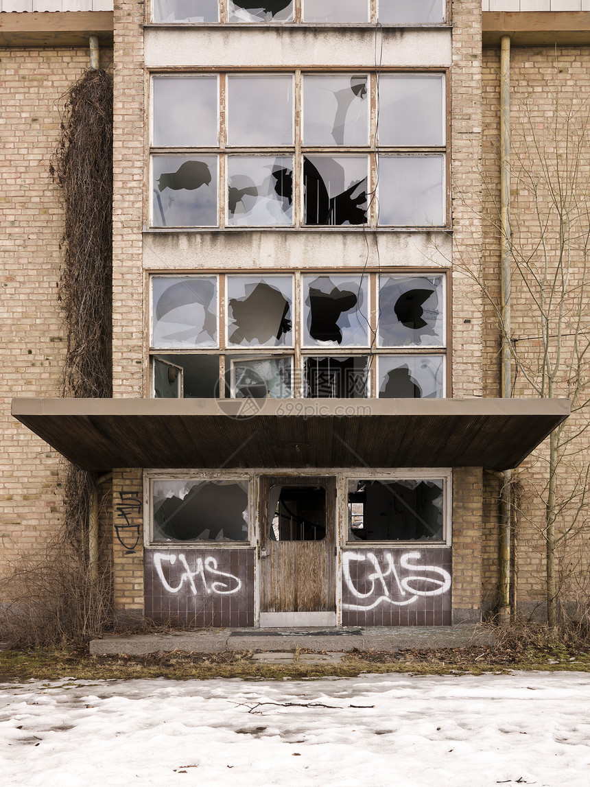 旧建筑住宅外观窗台窗户入口工业厌恶门把手灰色杂草图片