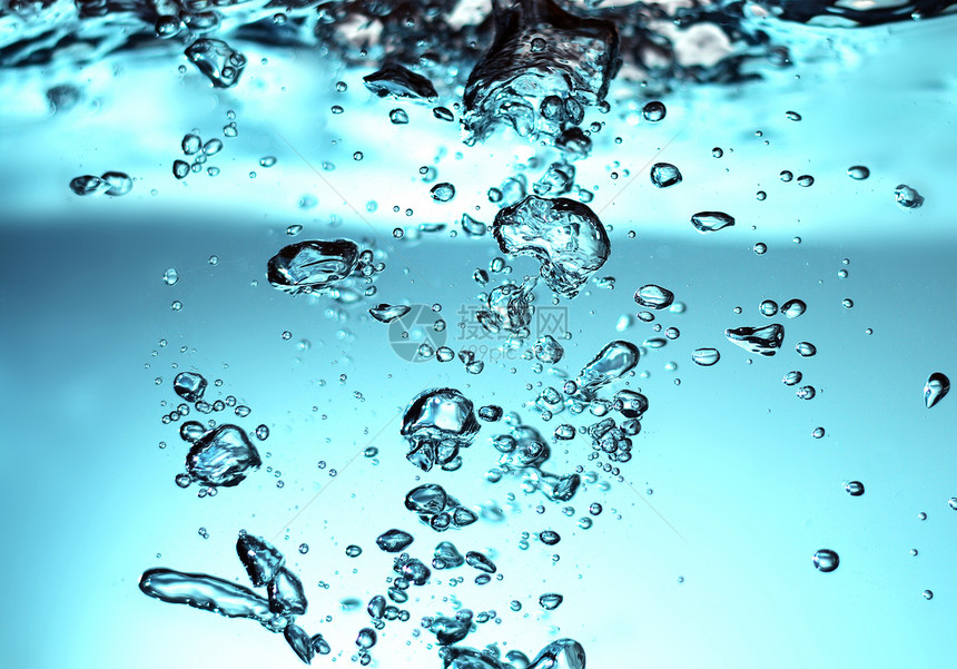 带泡沫的淡水卫生波纹气泡液体宏观水滴浴缸温泉速度药品图片