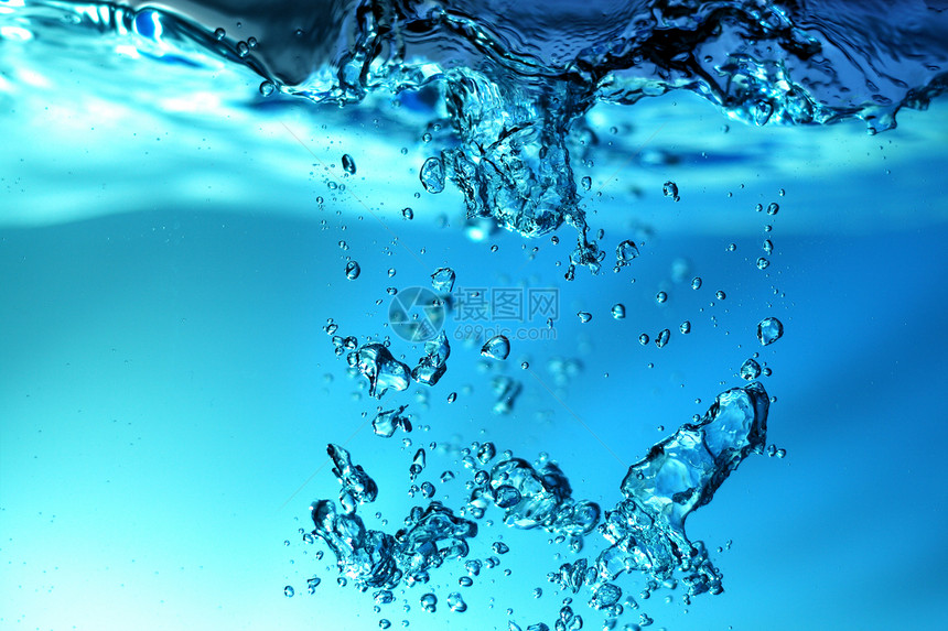 带泡沫的淡水摄影液体口渴卫生洁净波纹玻璃宏观气泡浴缸图片