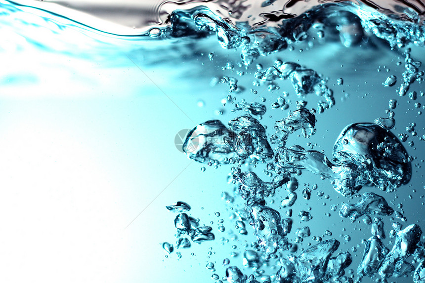 带泡沫的淡水气泡玻璃药品液体宏观口渴水滴洁净蓝色卫生图片