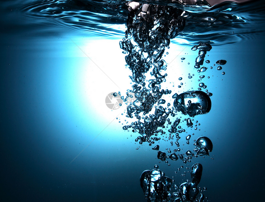带泡沫的淡水波纹玻璃温泉浴缸气泡水滴卫生洁净蓝色宏观图片