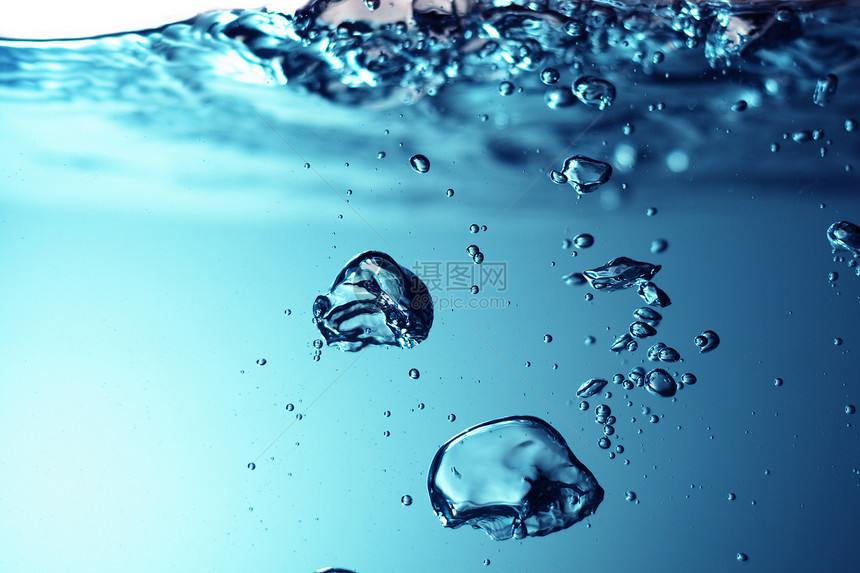 带泡沫的淡水洁净宏观玻璃蓝色温泉卫生药品摄影口渴液体图片
