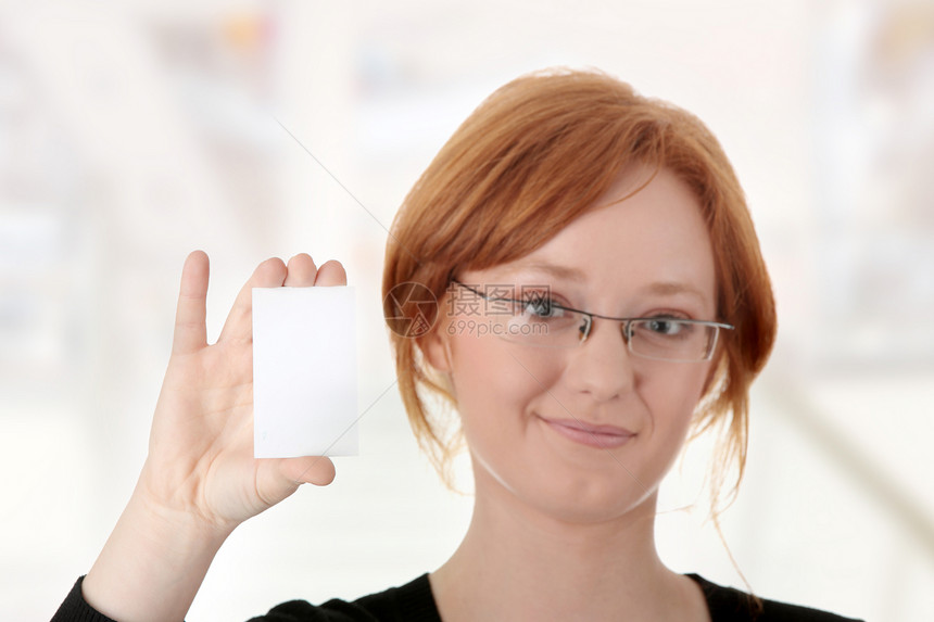 持有空白名片的红头妇女展示工作室卡片推介会问候语人士工作女性商务工人图片