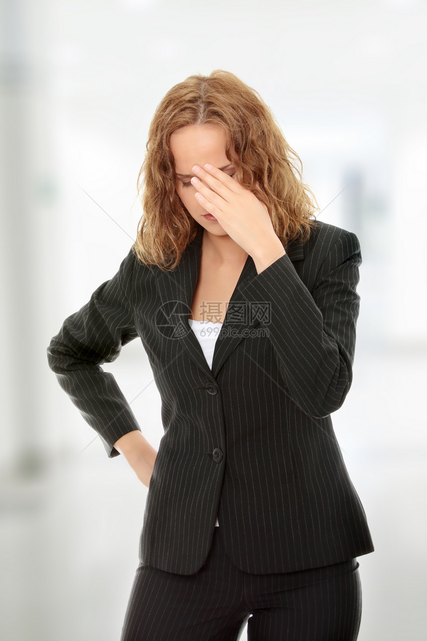 头痛的妇女套装工作思考头发女孩白色公司压力成人人士图片