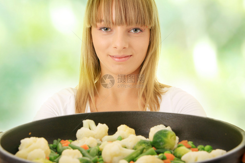 青年妇女烹饪食品喜悦厨房女孩头发平底锅女性房子生活午餐食物图片