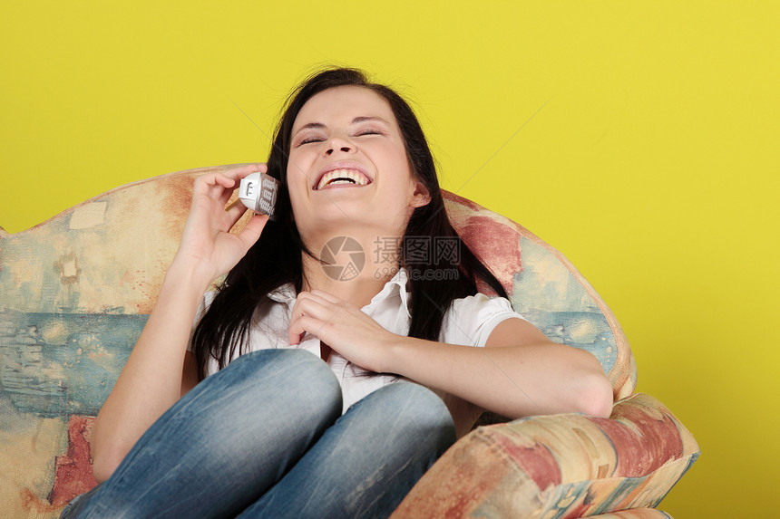 在家的年轻妇女电话讲话微笑长椅黑发女性女孩快乐女士技术图片