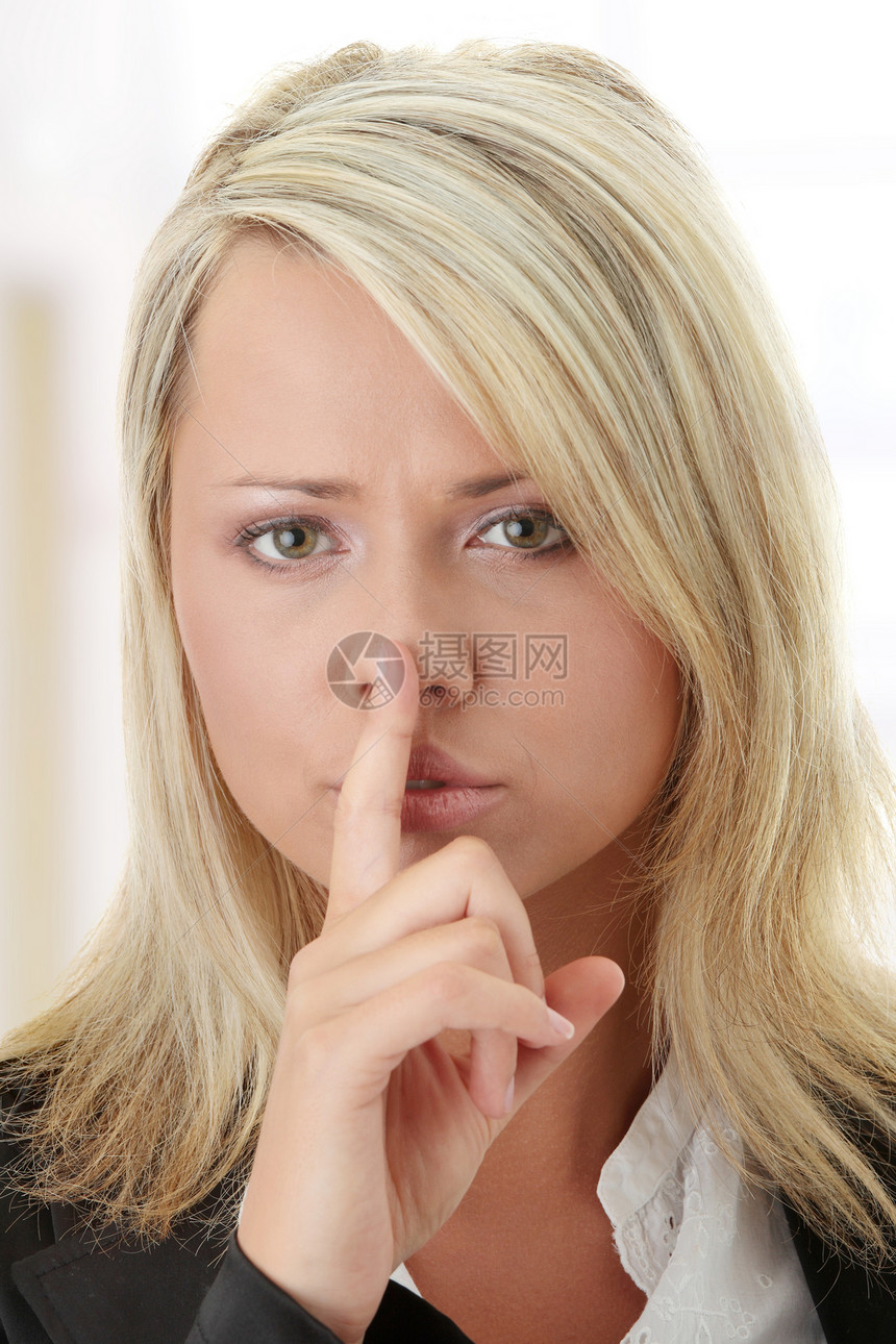女商务人士用手指在嘴唇上女性秘密成人管理人员商业金发女郎人士女士商务手势图片