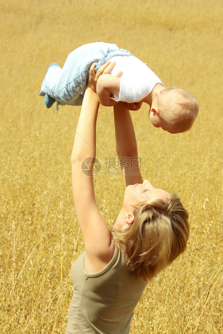 小婴儿和母亲户外男生儿子快乐晴天公园微笑妈妈女性父母乐趣图片