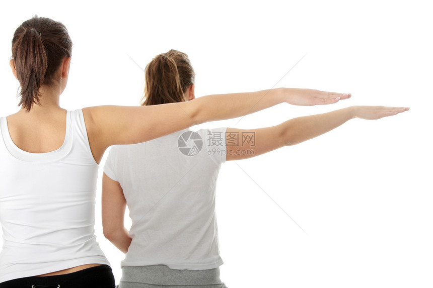 2名从事瑜伽锻炼的年轻美女卫生女性女孩训练享受平衡温泉肌肉女士乐趣图片