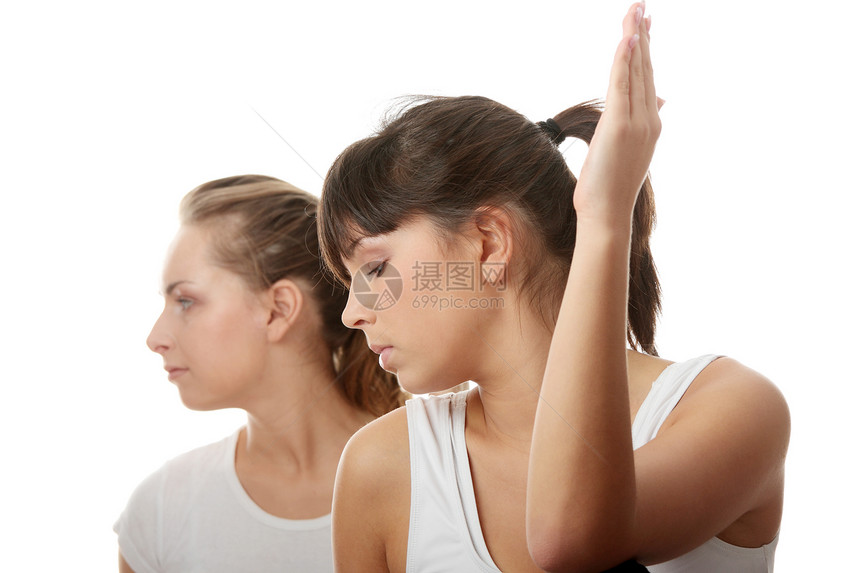 2名从事瑜伽锻炼的年轻美女温泉保健乐趣卫生夫妻姿势工作健身房训练体操图片