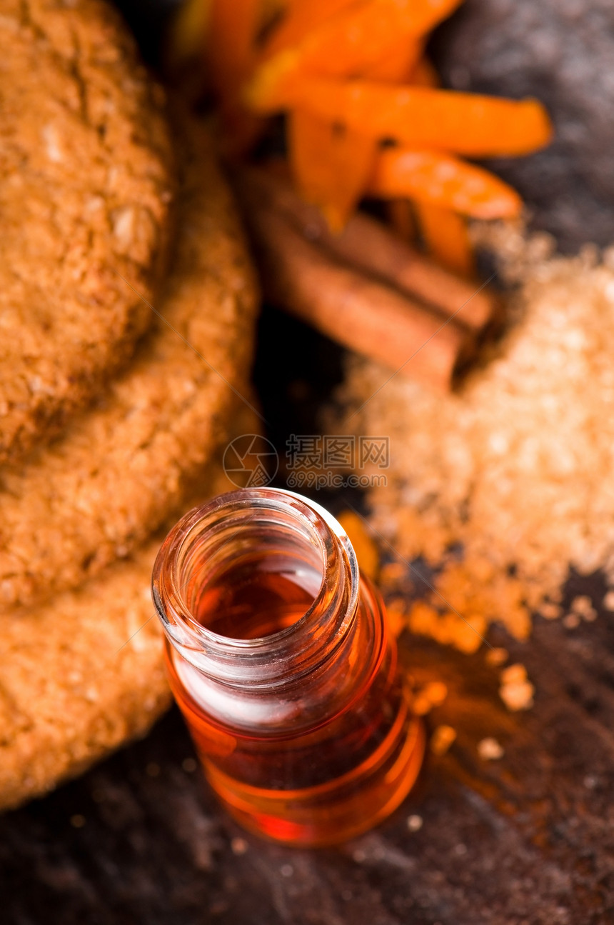 配有肉桂和橙的饼干棕色面包橙子小吃生活甜点美食芯片团体木头图片