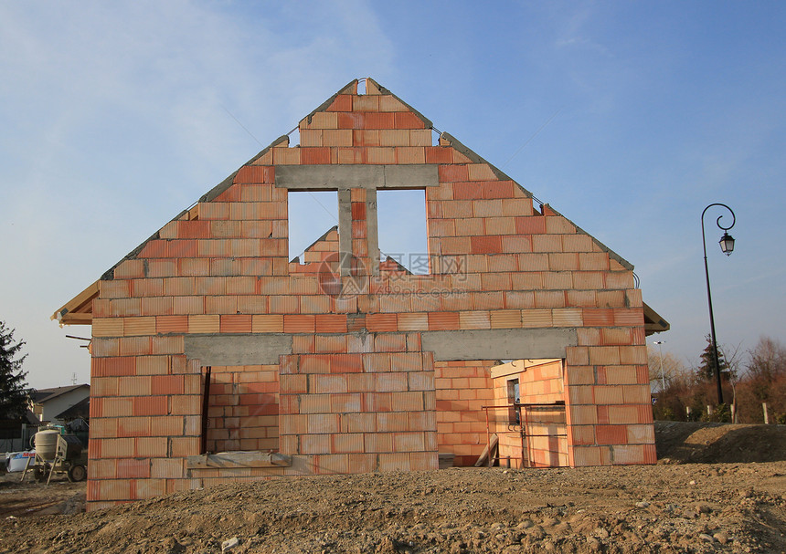 正在建造的房屋材料邮政指甲村庄建筑投资水泥松树木材天空图片