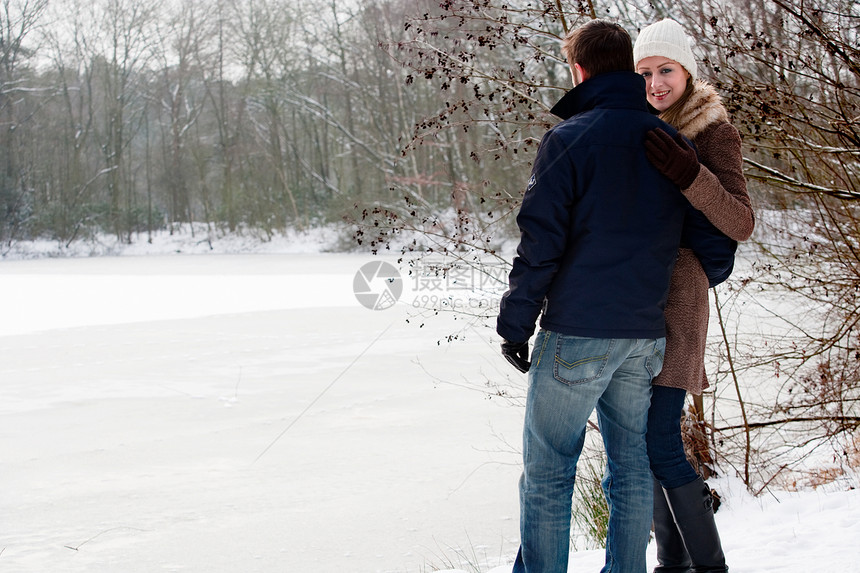 爱人站在冰冻湖边图片