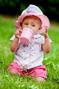 婴儿在一岁生日时喝酒背景图片