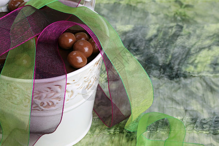 巧克力桶紫色绿色圆形礼物持有者糖果沙漠装饰款待丝带背景图片