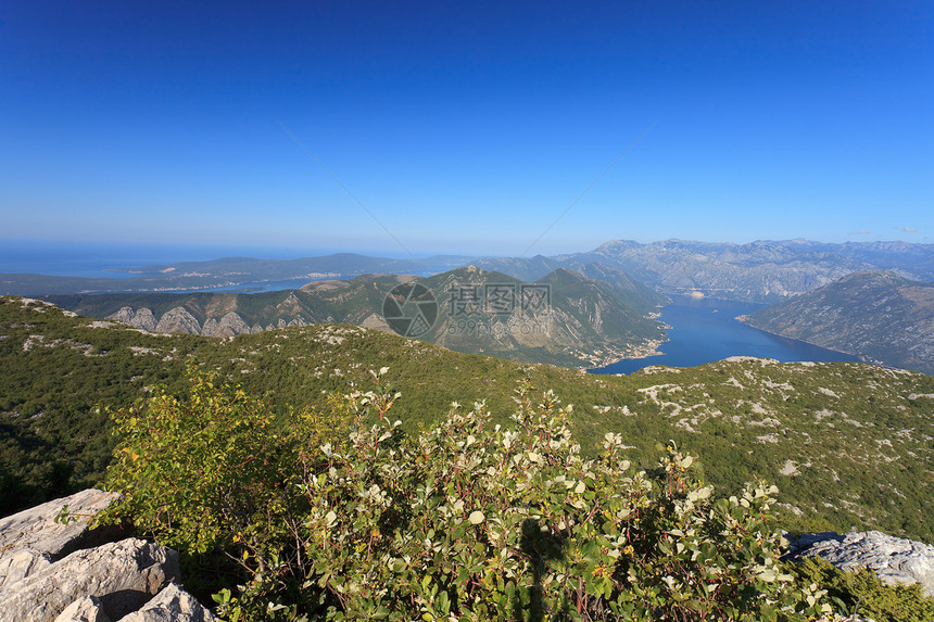 科托湾黑山蓝色海岸全景地平线环境岩石石头荒野森林晴天图片