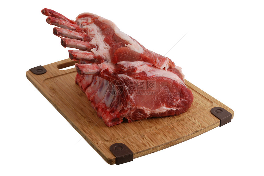 切菜板上的生猪肉图片