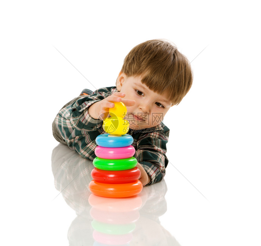 男孩玩游戏喜悦儿童地面好奇心白色塑料玩具帽子乐趣孩子图片