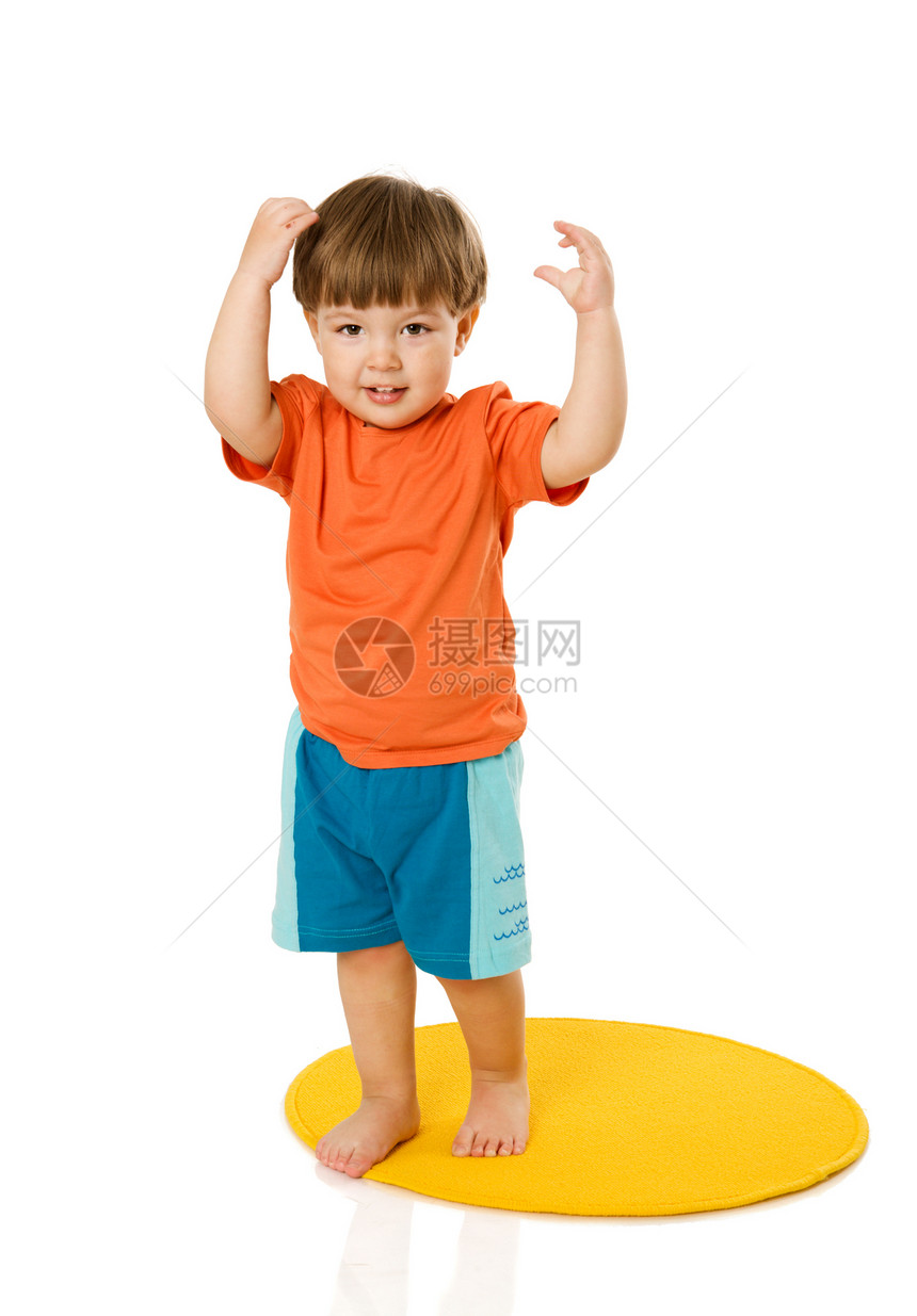 2岁男孩沉思追求闲暇儿童男生幸福思维黄色白色专注图片