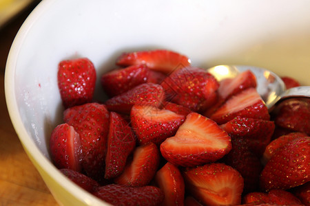 新鲜剪裁草莓背景图片