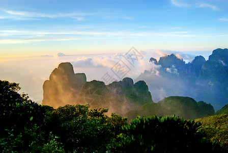 上堂山的云和烟雾岩石松树背景