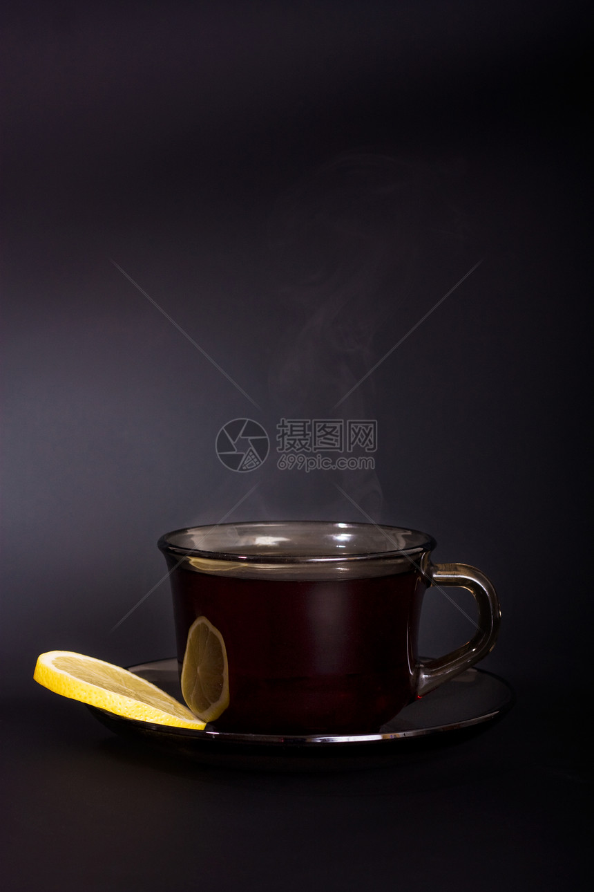 一杯加柠檬茶飞碟黑色早餐生活食物玻璃液体杯子绿色水果图片