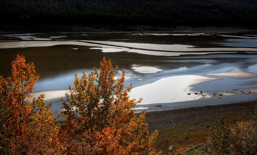 贾斯珀国家公园医药湖的秋季观图片
