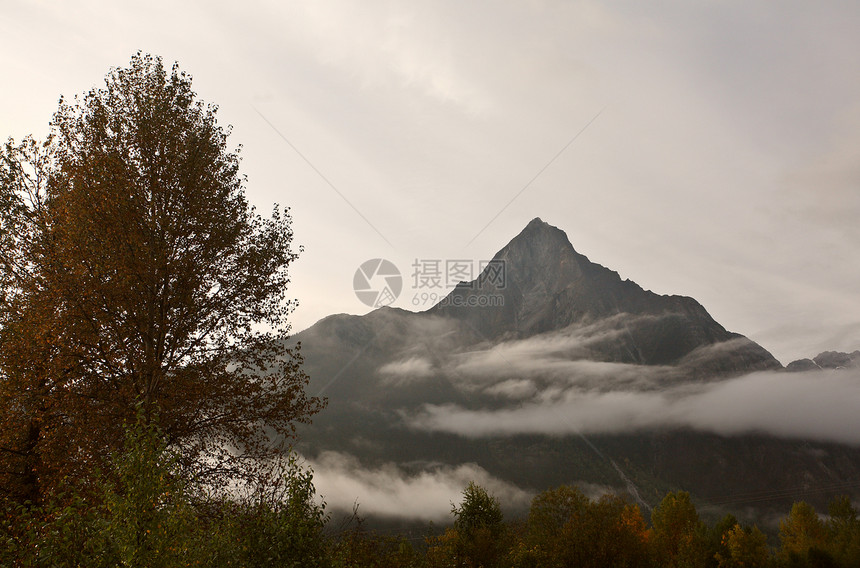 不列颠哥伦比亚省山周围低云旅行树木多云水平低峰风景场景爬坡图片