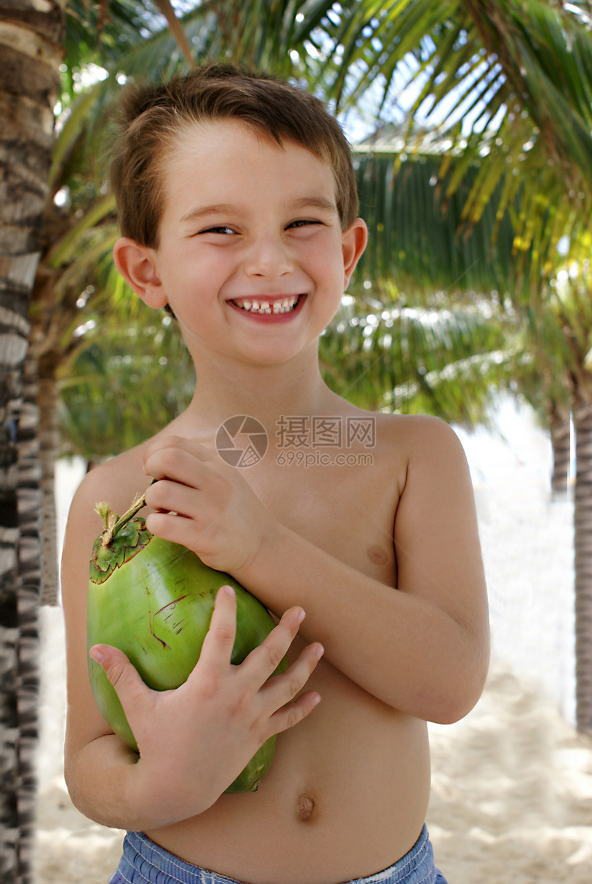 一个五岁有椰子的5岁小孩图片