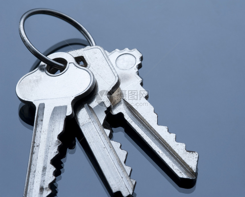 键和键蓝色钥匙圈金属钥匙反射图片