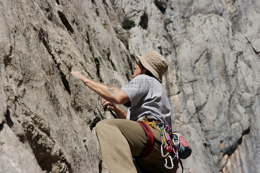 攀爬者爬坡高山运动危险障碍男人耐力冒险登山旅行图片