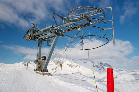 滑雪电梯假期高山金属线索跑步电视工业蓝色工程旅行高清图片