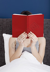 读取时间学习房间卧室注意力睡衣故事青少年红色女性背景图片