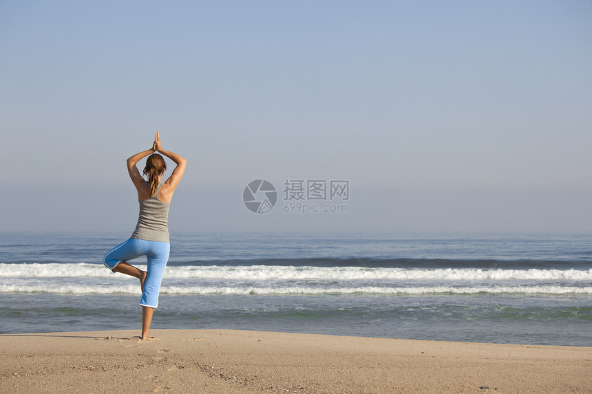 瑜伽女孩运动平衡身体黑发娱乐自由享受训练海滩女性图片