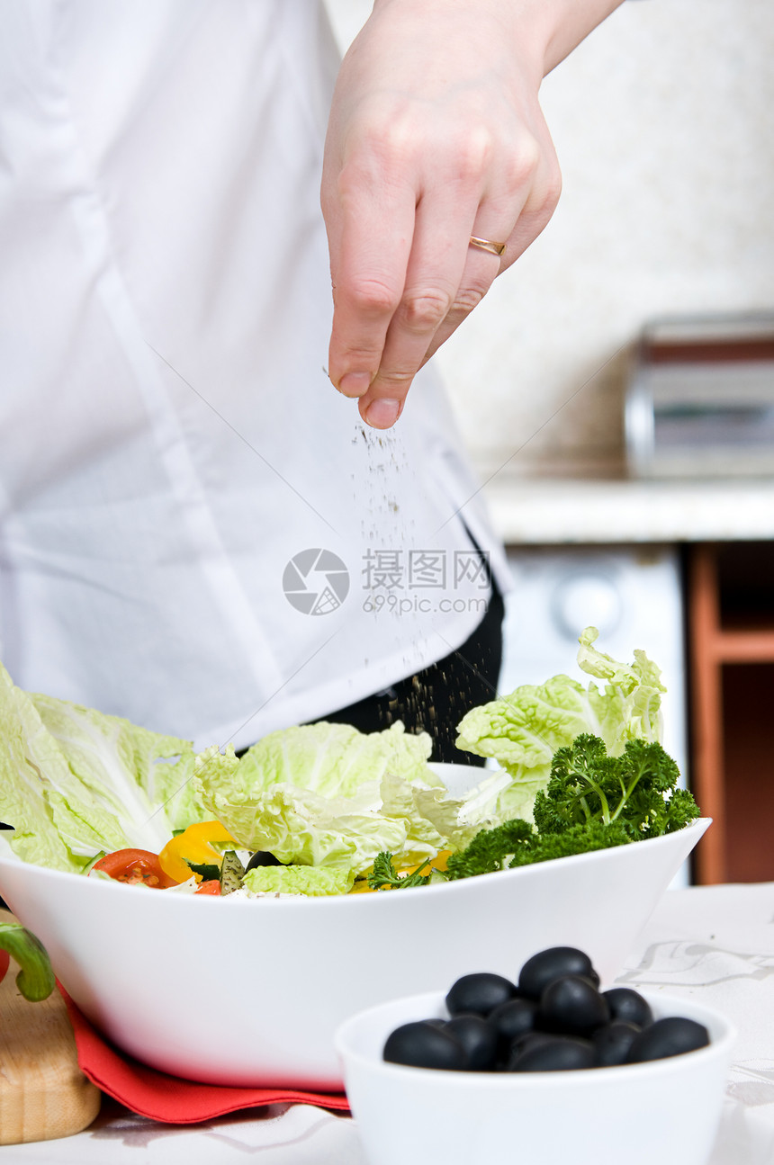 烹煮食品小吃食物叶子沙拉厨房产品盘子胡椒女性黄瓜图片