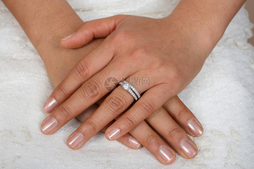 双手已婚婚姻女士新娘婚礼手指订婚白色戒指指甲图片