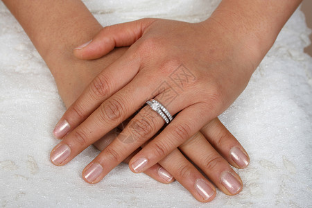双手已婚婚姻女士新娘婚礼手指订婚白色戒指指甲背景图片