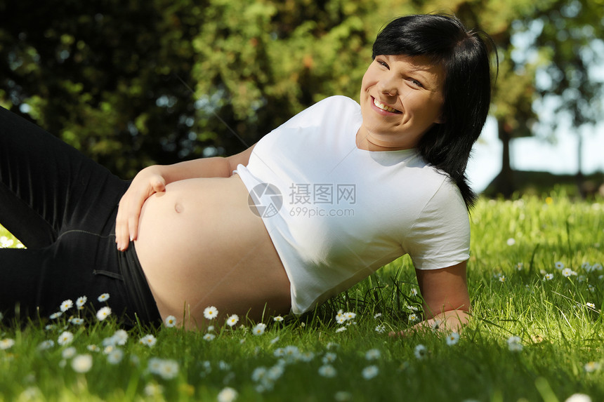 怀孕妇女森林草地生活阳光女孩父母女士肚子女人味喜悦图片
