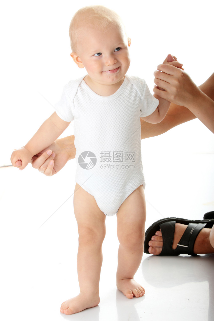 小婴儿的最初步骤童年生活快乐医疗保健女孩微笑育儿孩子脚步女儿图片