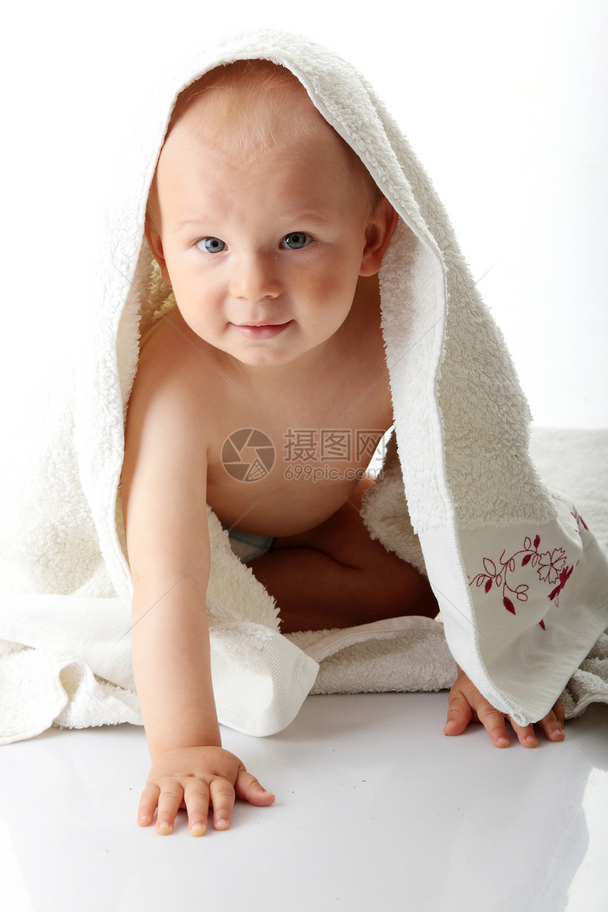 洗完澡的婴儿烘干身体皮肤男性好奇心快乐毛巾几个月幸福乐趣图片