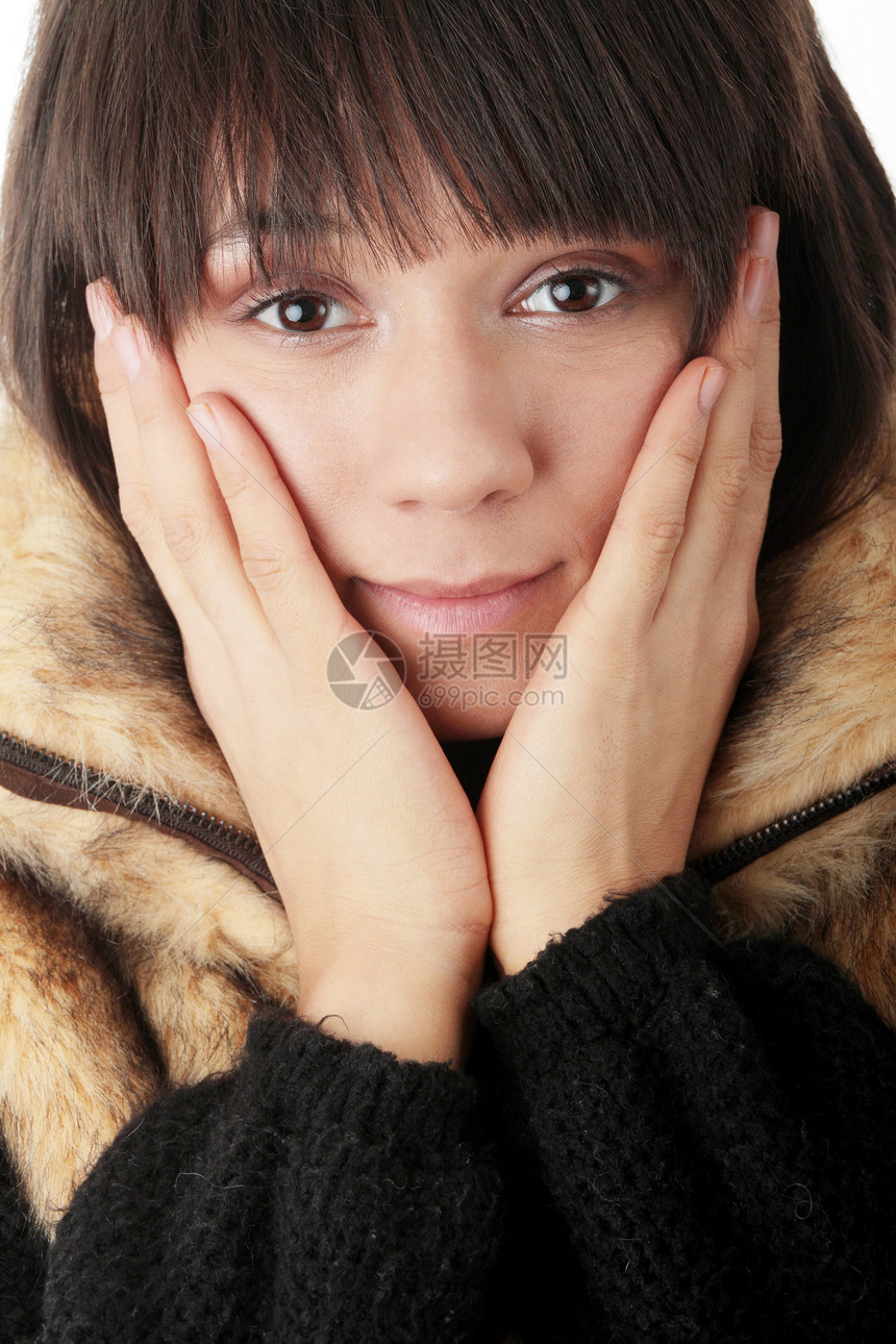 美丽的冬天女孩肖像青年喜悦季节夹克女性毛皮嘴唇天气快乐衣服图片