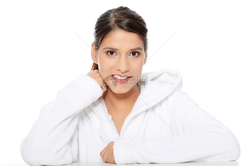 穿浴袍的年轻美丽的快乐少女青少年护理化妆品保健温泉淋浴浴衣卫生毛巾微笑图片