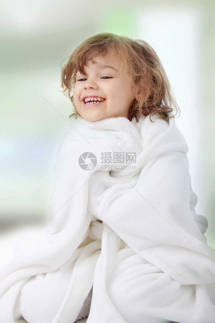 一个5岁女孩的肖像浴缸喜悦孩子眼睛微笑生活乐趣洗澡女儿女性图片