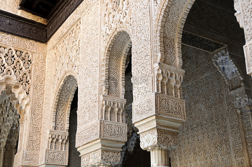 格拉纳达 斯帕的Alhambra内装饰的拱门和柱子狮子大理石雕刻遗产利昂皇家地标装饰品建筑学白色图片