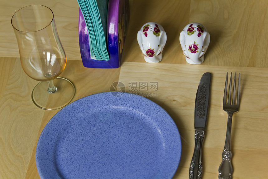 餐桌上的餐具就位图片