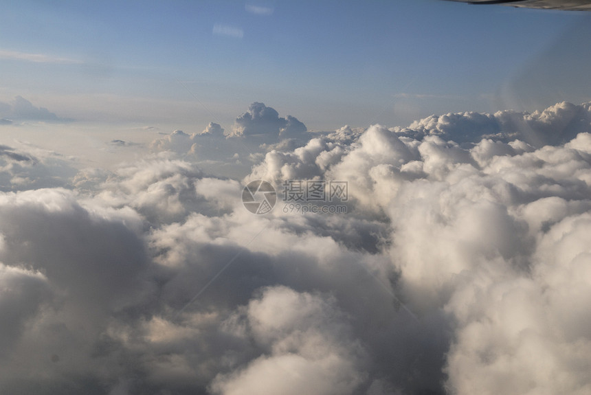 云层之上飞行鸟瞰图航空公司风景蓝色天空地平线航班白色日落图片